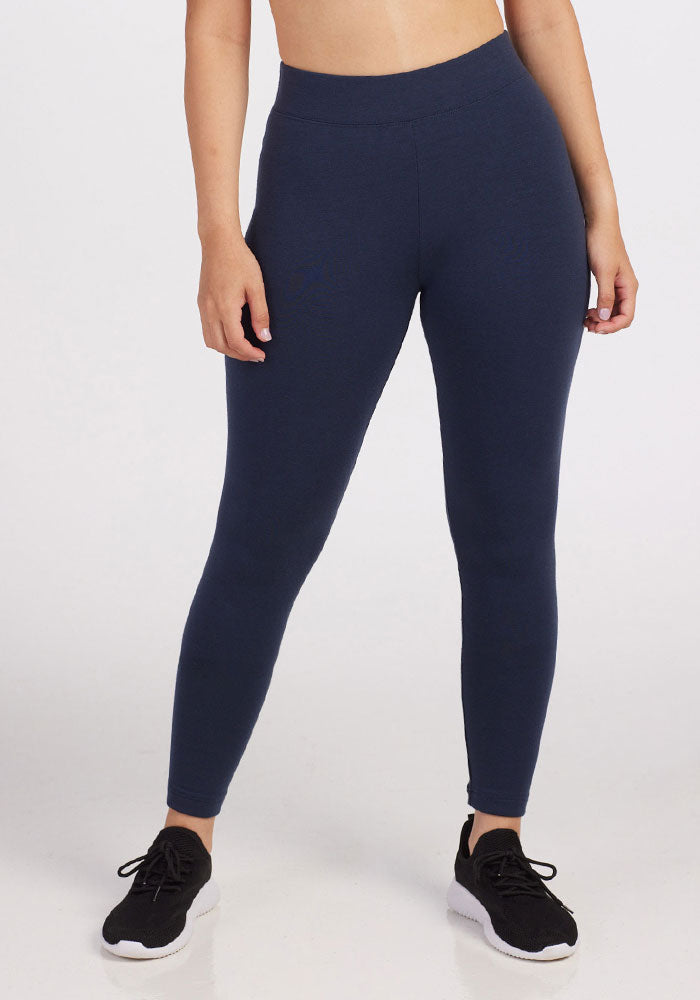 Model wearing Stella petite leggings - Deep Navy