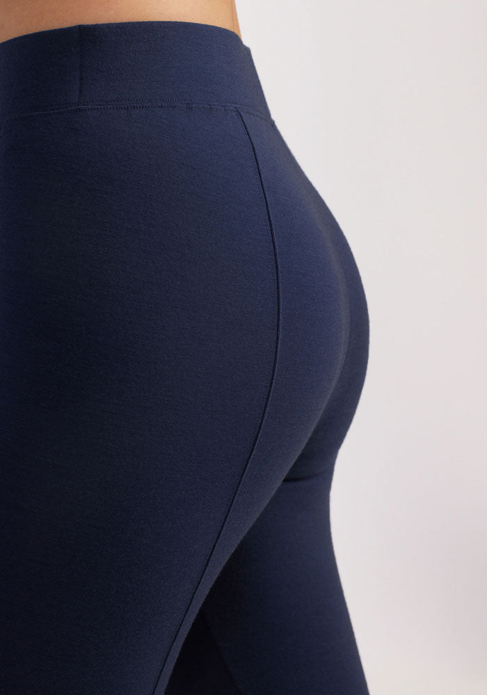 Model wearing Stella petite leggings - Deep Navy